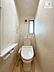 トイレ：無駄のないデザインが魅力のシンプルなトイレは、清潔感と使いやすさを両立。