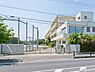 周辺：所沢市立牛沼小学校 徒歩12分。敷地が広く、お子様も伸び伸びと過ごせる小学校でございます。 910m