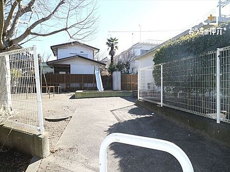 市営野塩柳原住宅内児童遊園 徒歩7分。三角形の形をしたコンパクトな敷地に、遊具を設置した児童遊園です。 530m