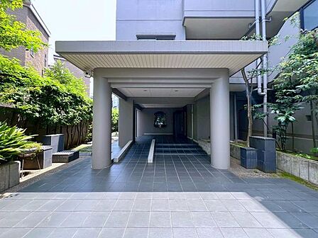 建物の入口は清掃されており、管理体制良好な物件です。デザインもスッキリとした印象ですね！是非一度、現地をご覧になってみませんか？