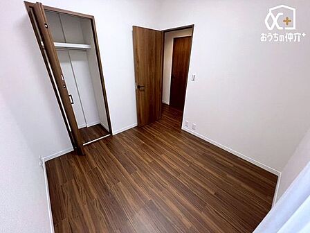陽ざし差し込む明るくシンプルなお部屋です！窓を開け放ち、空気の入替もスムーズに行えそうですね！フローリングのお部屋で快適な暮らしをスタートしましょう。