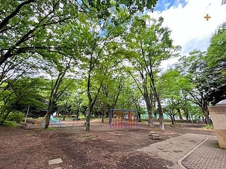 滝山公園 徒歩8分。子供向け遊具や砂場が整備されており、木陰も多いのでお子さん連れで遊ぶのにおすすめ! 570m