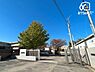 周辺：新座市立西堀小学校 徒歩13分。【校訓】礼儀（れいぎ）質朴（しつぼく）自治（じち）　【学校教育目標】やさしく　かしこく　たくましく 970m