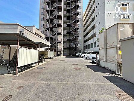 敷地内駐車場の様子。