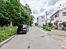 その他：抜けるような青空を背景に、堂々と佇む邸宅は、太陽の恩恵を存分に受ける。伸びやかで開放的な眺望と、たっぷりと降り注ぐ陽光に、ここに住まう贅沢をきっと実感して頂けます
