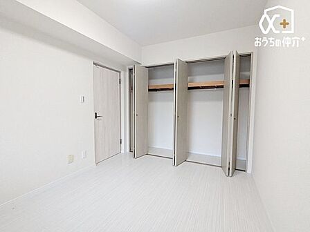 物入れなどの収納も完備されており、ご夫婦の主寝室としてはもちろん、プライベートな時間を大切にしたい空間に最適です。