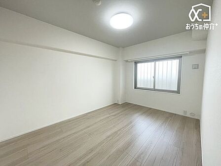 明るく落ち着いた雰囲気の子ども部屋。遊びも学びもバランスよく楽しめる、心地よい空間です。