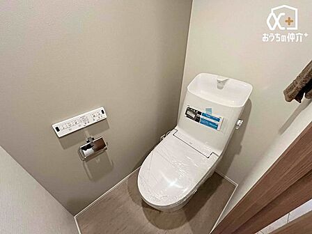 シンプルな内装のスッキリとしたトイレです。お手入れやお掃除が、簡単にできるシンプルなデザインのトイレです。