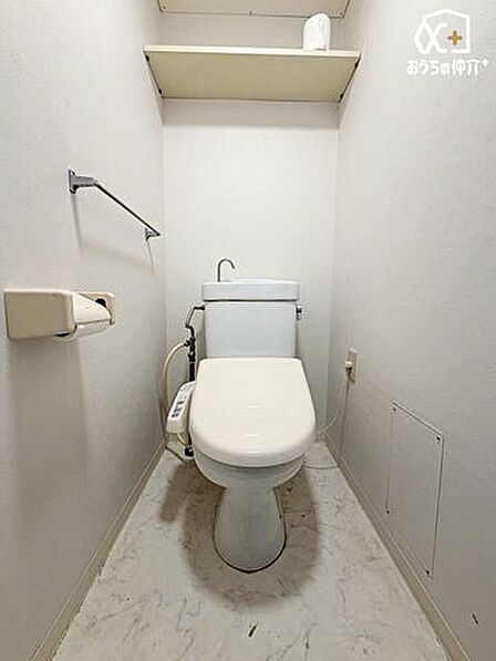 シンプルな内装のスッキリとしたトイレです。お手入れやお掃除が、簡単にできるシンプルなデザインのトイレです。