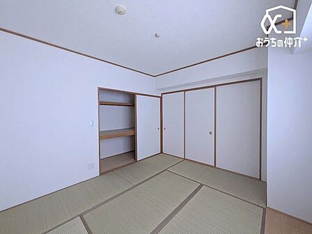 リビングに隣接した7.3帖和室。床の間付きで落ち着きがあり、客間やくつろぎ空間としても活躍します。和の趣を感じられる整った空間です。
