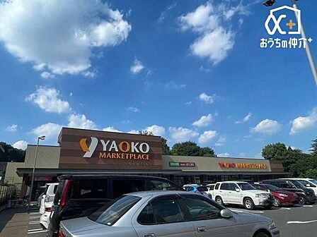 ヤオコー所沢有楽町店 徒歩6分。駐車場も多く、近くにはサイゼリアやマツモトキヨシがあるなど利便性も高いです。 410m