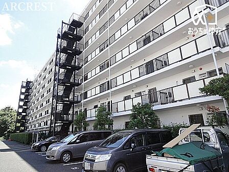 スーパーまで徒歩7分、コンビニまで徒歩5分の生活利便性の良好な立地です。スーパーやコンビ二が近いのは、毎日のお買い物はもちろん、急に必要なものができたときにも便利ですね。