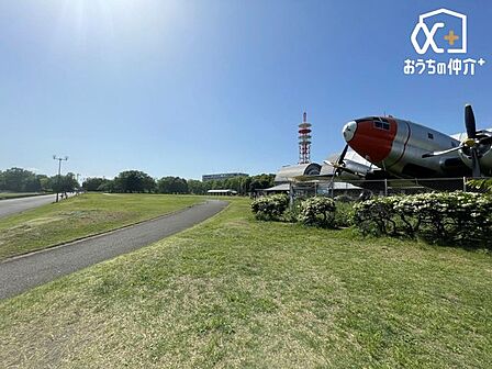 徒歩16分。所沢航空記念公園は、日本における航空発祥の地。広大な敷地にはお子様が楽しめる遊具はもちろん、各運動施設や野外ステージ、航空発祥記念館などがあります。 1250m
