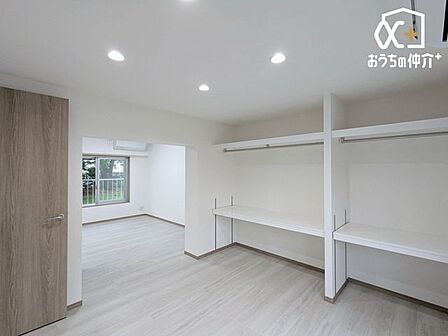家具の配置がしやすいシンプルなお部屋。様々な生活スタイルやシーンに対応が可能ですね。