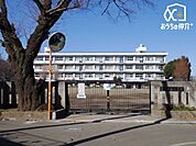 所沢市立中富小学校 徒歩17分。敷地が広く、お子様も伸び伸び過ごせる小学校でございます！ 1290m