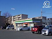 ファミリーマート所沢ニュータウン店 徒歩6分。24時間営業なので、急なお買い物にも便利です。飲食物や軽い日用品を販売しております。駐車場；有 410m