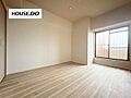 大きな窓から光...