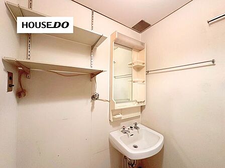 収納棚付きの洗面室でタオルや洗剤のストックもすっきり整理。三面鏡タイプの洗面化粧台は身支度がしやすく、忙しい朝の準備もスムーズ。毎日の使いやすさに配慮された空間です♪