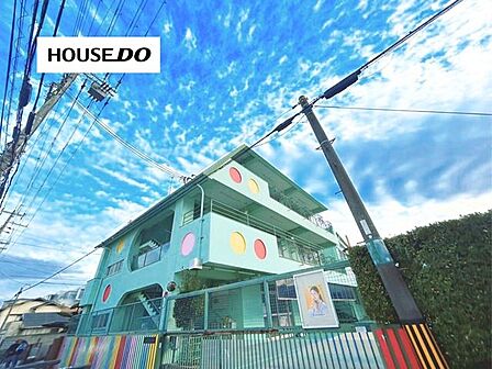 春日幼稚園園児自らが歩いての登園・降園を実施されています。全学年が一緒に遊べるほどの広い庭園があるのも魅力のひとつです。 1080m