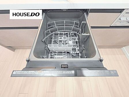 家事の負担を軽減してくれる食器洗浄乾燥機を搭載。食後の時間を家族との団らんに充てられます。