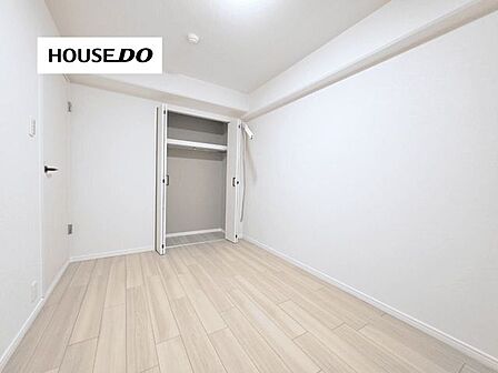 淡い木目のフローリングが優しい印象の洋室。クローゼット付きで、居住空間をすっきり保てます。