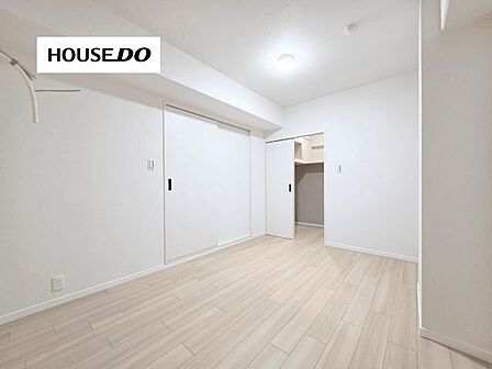 淡い木目のフローリングが優しい印象の洋室。クローゼット付きで、居住空間をすっきり保てます。
