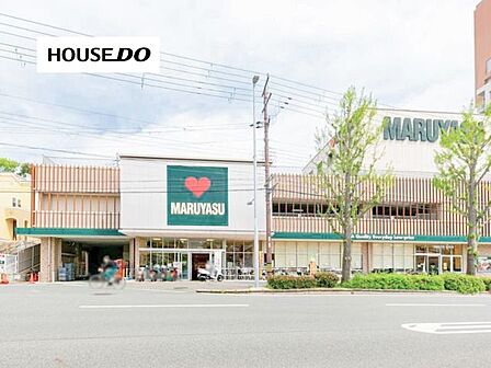 スーパーマルヤス 南春日丘店肉・魚・野菜などの生鮮食品および酒類などを取り扱うスーパー。駐車場は62台分です。営業時間:8:00~21:00。 1640m
