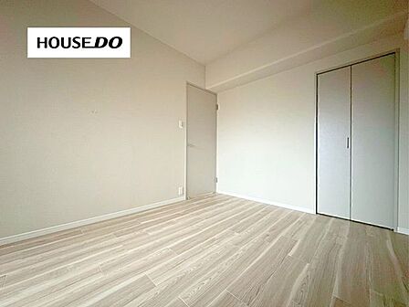 家具配置のしやすい洋室で、寝室や子ども部屋、書斎にも使いやすい一室です。