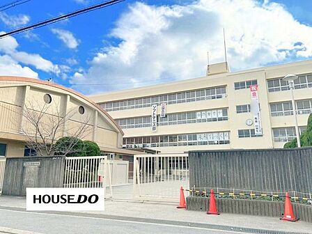 西陵中学校1980年に住宅地の発展に伴い開校した学校で、万博記念公園周辺の緑豊かな環境に位置し、地域とのつながりを大切にしながら生徒の主体性や協働性を育む教育活動に取り組んでいます。 1470m