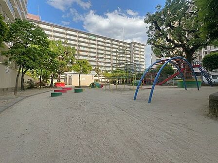 敷地内には遊具のある広場があり、お子様ものびのび遊べます♪マンション内で気軽に外遊びができ、子育て世帯にも嬉しい住環境です!