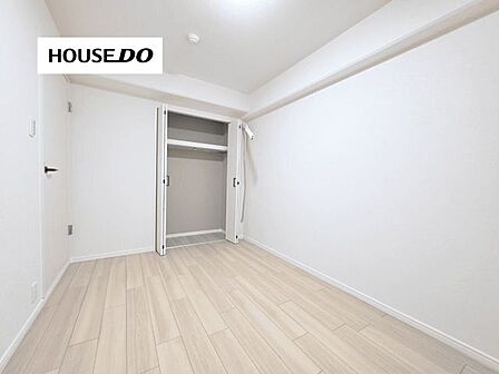 淡い木目のフローリングが優しい印象の洋室。クローゼット付きで、居住空間をすっきり保てます。