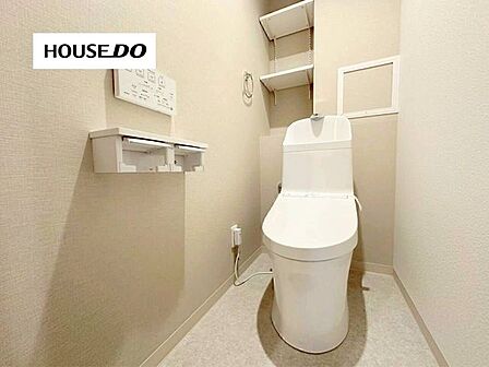 温水洗浄便座付きの清潔感のあるトイレは新調済み。上部棚付きでストック収納もしやすく、毎日気持ちよく使える快適空間です。