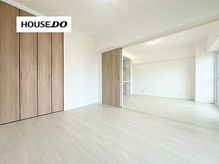 収納付きの洋室で、お部屋をすっきり保てます。主寝室やお子さま部屋にも使いやすい一室です。