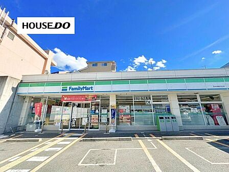 ファミリーマート　茨木南春日丘店24時間営業のコンビニで、ATMや各種サービスを備え、日常の買い物に便利な店舗です。電話番号：072-645-4858 1030m