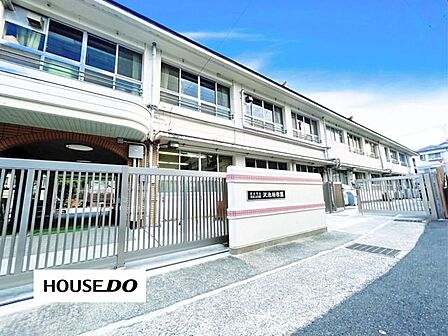 認定こども園「沢池幼稚園」受入年齢は、3歳~5歳です。年間行事として、プール遊び・運動会・作品展・生活発表会などが開催されています。 1300m