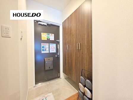 落ち着いた木目調のシューズボックスを備えた玄関♪靴やお出かけ用品をすっきり収納でき、いつでも気持ちよくご家族やお客様を迎えられる空間です!