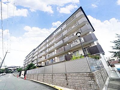 外観：前道広々でお友達やお客様も来やすい環境です♪周辺の家との距離が有るので日当たりも良くなります◎