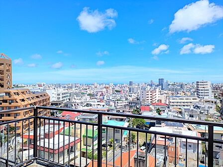【洋室4.3帖からの眺望】遠くに海が見えます