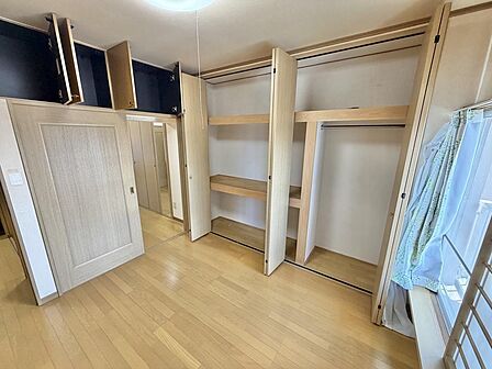 室内(2026年5月)撮影。西側約6帖の洋室です♪タンスやラックが不要なほど収納が充実しています♪お部屋が広く使えるのは大きな嬉しいポイントですね!