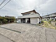 敷地が広いのでお車を複数台駐車いただけます♪