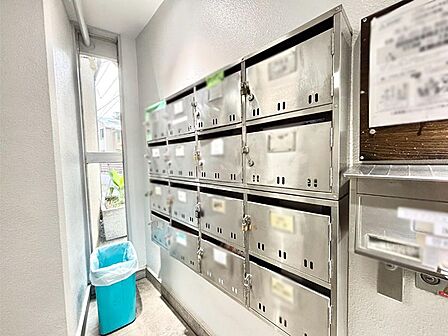 外観「無料オンライン相談」受付中!ポストはエントランス内にあるので雨に濡れず郵便が受け取れますね!