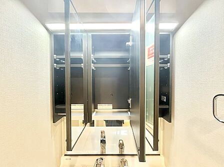 設備「無料オンライン相談」受付中!三面鏡の裏に、化粧品や衛生用品などを収納可能