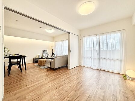 内装「無料オンライン相談」受付中!バルコニーに繋がるお部屋は開放感があります。