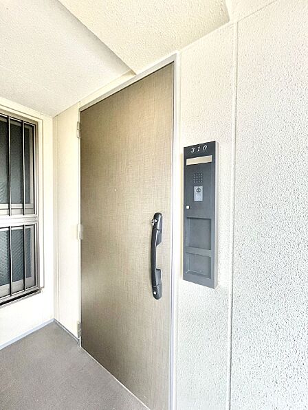 外観「無料オンライン相談」受付中!シンプルで落ち着いた雰囲気の玄関周り