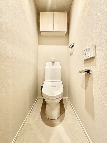 明るく清潔感のあるトイレです。