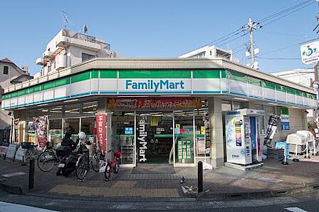 コンビニ 600m ファミリーマート 富士見台駅前店