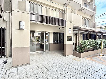 外観 綺麗なエントランスは、居住者を優しく迎えいれてくれます  
