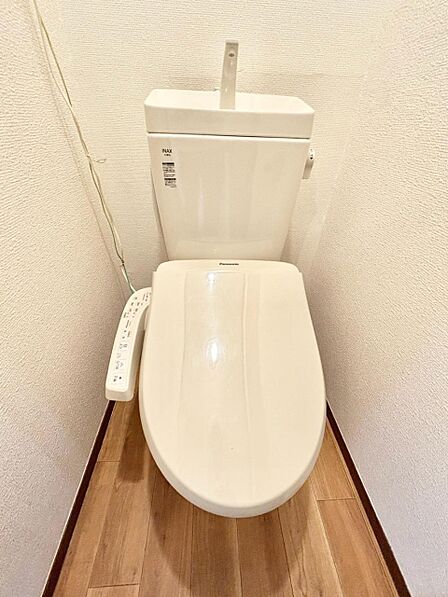 明るく清潔感のあるトイレです。  