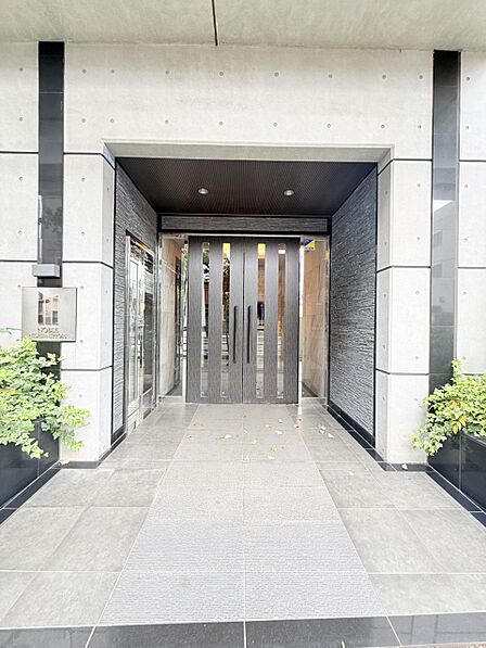 外観「無料オンライン相談」受付中！落ち着いた雰囲気のエントランス