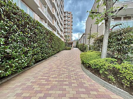 落ち着いた外観にマッチしたエントランス